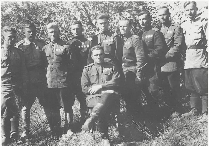 За какие заслуги Герой СССР, уроженец поселка Бобр Василий Князев удостоен высокой награды?