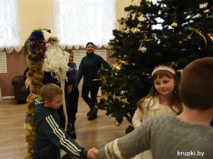 Районный новогодний праздник для школьников прошел в Крупском РЦК