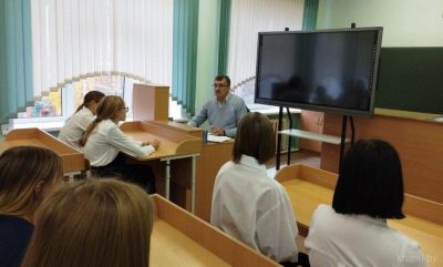 О подростковой беременности и абортах общались медики со школьниками