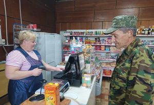 Наш продавец – замечательный! Так отзываются жители деревни Новые Денисовичи о работнике торговли Наталье Михайловне Лупеко