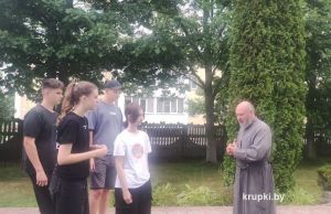 Ученики СШ № 3 Крупок помогли благоустроить территорию храма