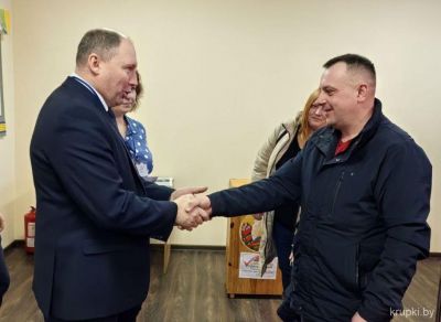 Крупчанину в день рождения на участке для голосования вручили подарки