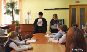 В районной библиотеке 7-классники СШ № 1 встретились со священником Георгием Тюхловым