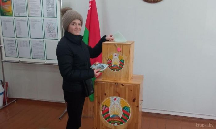 На участке для голосования № 1 в Бобрском сельисполкоме голосует молодежь