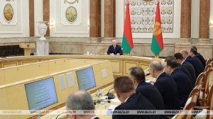 Лукашенко - послам: нужна &quot;военная мобилизация&quot;, чтобы удержать экономику страны