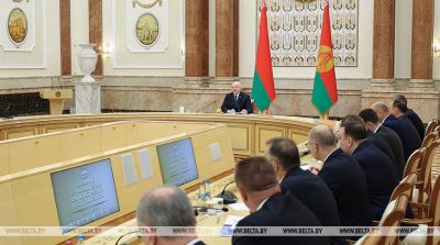 Лукашенко - послам: нужна &quot;военная мобилизация&quot;, чтобы удержать экономику страны