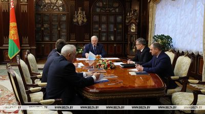 Лукашенко поручил в течение полугода навести порядок в системе подготовки футболистов