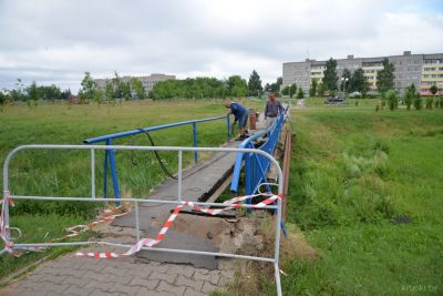 В Крупках начался демонтаж пешеходного моста через реку Курнеевка