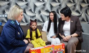Поздравления с Днем защиты детей принимали сегодня Дарья и Азизбек