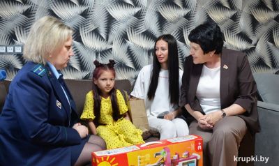 Поздравления с Днем защиты детей принимали сегодня Дарья и Азизбек
