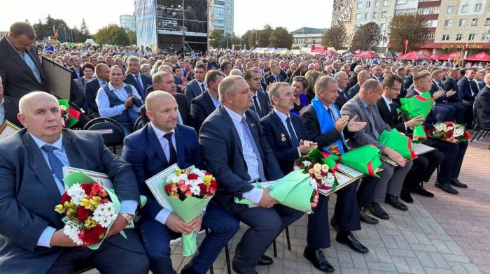 Александр Турчин на &quot;Дожинках&quot;  поздравил аграриев и вручил заслуженные награды лучшим