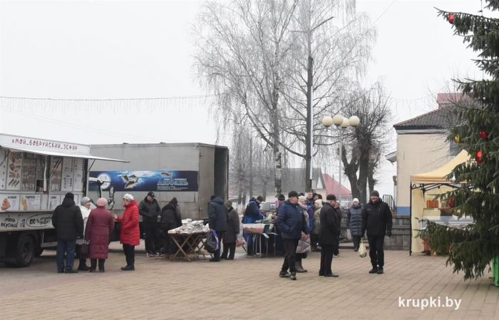 В Крупках проходит ярмарка на городской площади у новогодней ёлки