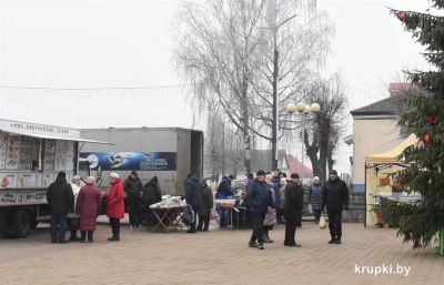 В Крупках проходит ярмарка на городской площади у новогодней ёлки