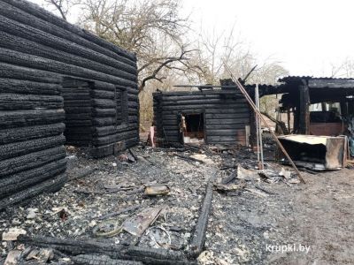 В деревне Ложки горели жилой дом и хозяйственная постройка