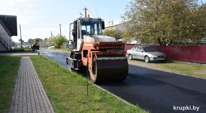 В Крупках продолжаются работы по укладке асфальтобетонного покрытия