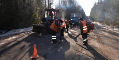 Асфальтированные дороги в этом году вышли из зимы с большим количеством ямочности