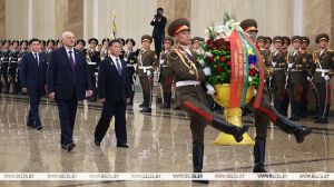 Лукашенко по прибытии в Пхеньян посетил Кымсусанский дворец Солнца и почтил память корейских вождей