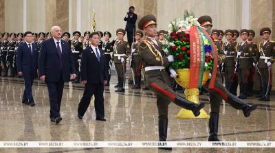 Лукашенко по прибытии в Пхеньян посетил Кымсусанский дворец Солнца и почтил память корейских вождей