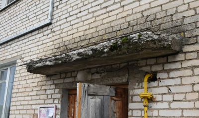 Козырьки подъездов в городе больше года в плачевном состоянии