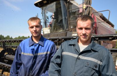 Продолжаем знакомить с крупскими тружениками и наблюдать за ходом страды