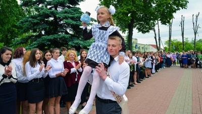 Для выпускников Крупского района прозвенел последний звонок (много фото)