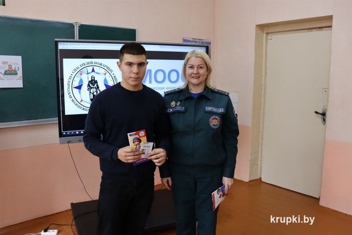 В Игрушковской и Бобрской школах отметили день рождения Белорусской молодежной общественной организации спасателей-пожарных