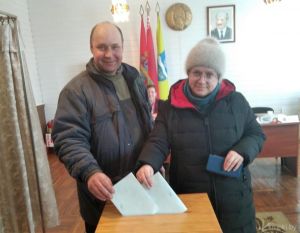 Супруги Оксана и Юрий Черные все привыкли делать вместе - тем более голосовать