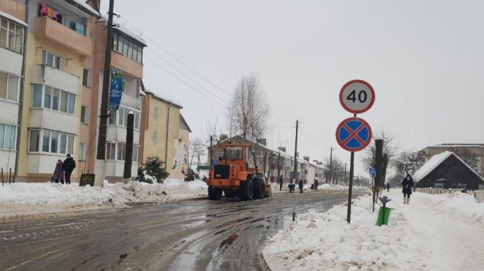 Коммунальные службы убирают в городе снежные горы