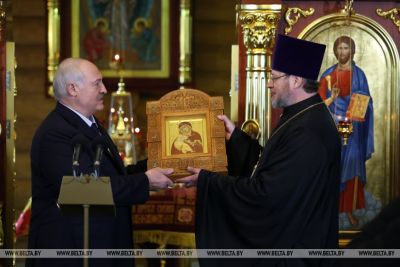 Лукашенко передали в дар образ святителя Николая Чудотворца