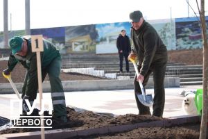 Александр Лукашенко во время субботника работает на площадке Национального исторического музея и парка Народного единства