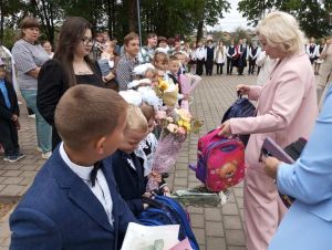 Председатель районного Совета депутатов посетила торжественную линейку в Хотюховской СШ