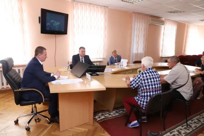 Одними ямочными ремонтами проблему не решить — Турчин провел прием граждан в Мяделе