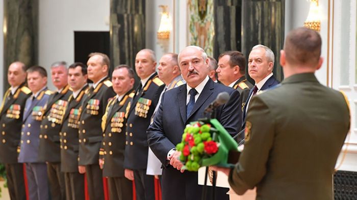 Лукашенко вручил генеральские погоны высшему офицерскому составу