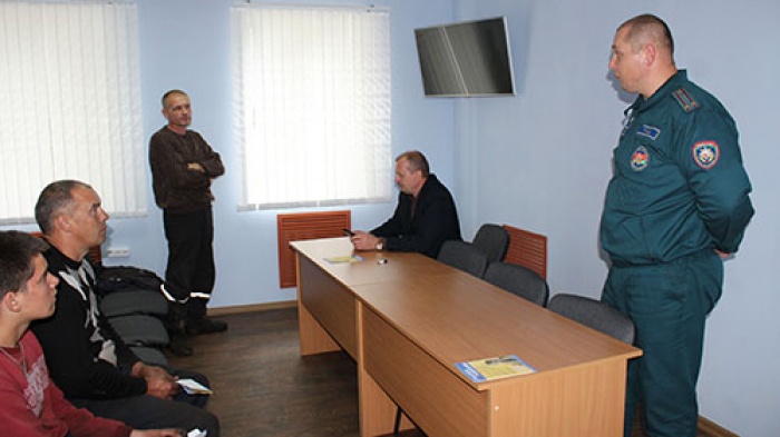 Начальник Крупского РОЧС побывал в трудовых коллективах