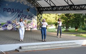 ФОТОФАКТ: В городском парке крупские артисты выступили с музыкальными поздравлениями
