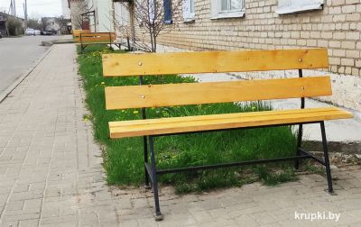 В Крупках устанавливают новые скамейки