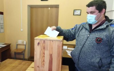 Участок для голосования № 9 в аг. Обчуга продолжает принимать голосующих