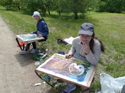 Юныя мастакі Антаніна Кліменка і Елізавета Ермаловіч вынікова паўдзельнічалі ў абласным конкурсе-пленэры