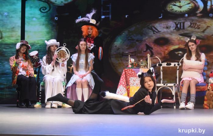 В Крупках прошла премьера спектакля "Алиса в стране чудес" Крупского ЦДТ (фото)