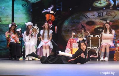 В Крупках прошла премьера спектакля "Алиса в стране чудес" Крупского ЦДТ (фото)