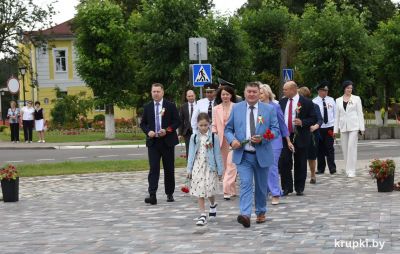 Руководство Крупского района почтило память погибших земляков у главного мемориала города