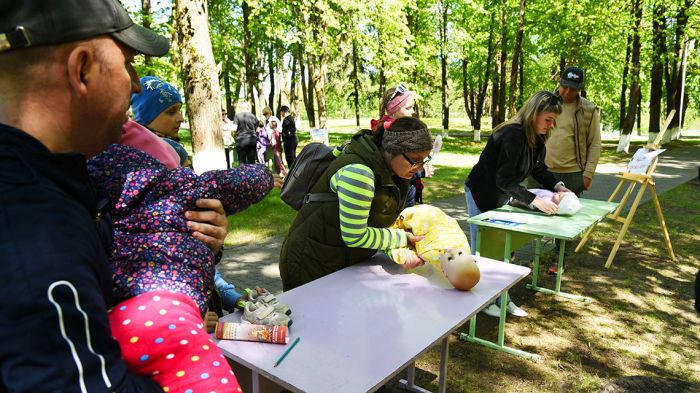 В Крупском городском парке прошел семейный спортивно-развлекательный праздник