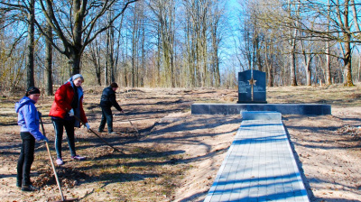 В Крупском районе во время субботника наводили порядок у памятников и мемориалов