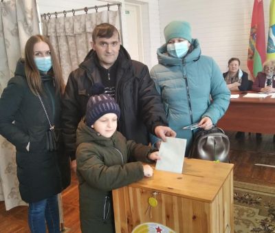 Голосование на референдуме на участках в районе продолжается