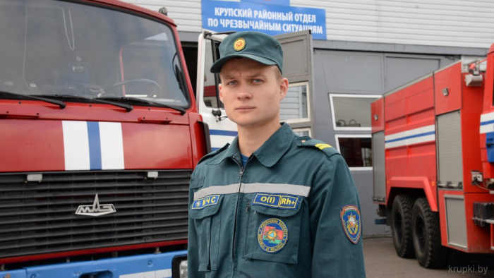 Родители старшего пожарного ПАСЧ № 1 города Крупки Дмитрия Бараули получили Благодарность начальника отдела
