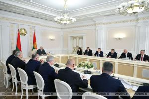 Лукашенко представили два варианта программы пятилетки, но без консенсуса. Какие вопросы ставит Президент?