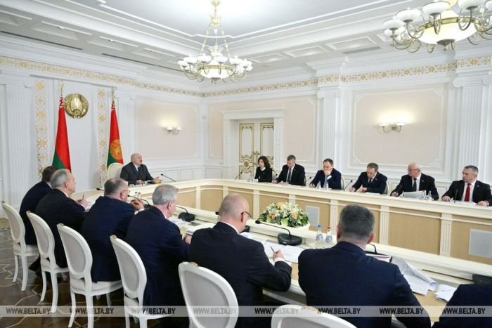 Лукашенко представили два варианта программы пятилетки, но без консенсуса. Какие вопросы ставит Президент?