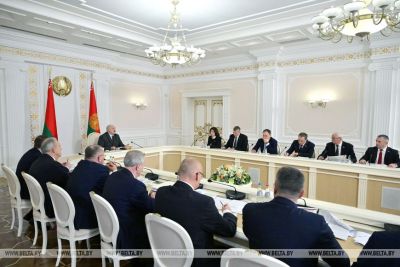 Лукашенко представили два варианта программы пятилетки, но без консенсуса. Какие вопросы ставит Президент?