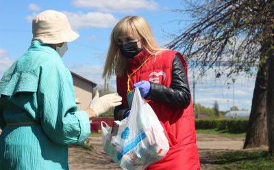 Волонтеры продолжают помогать пожилым крупчанам