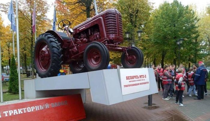 Учащиеся Колосовской СШ посетили Минский тракторный завод. Что увидели?